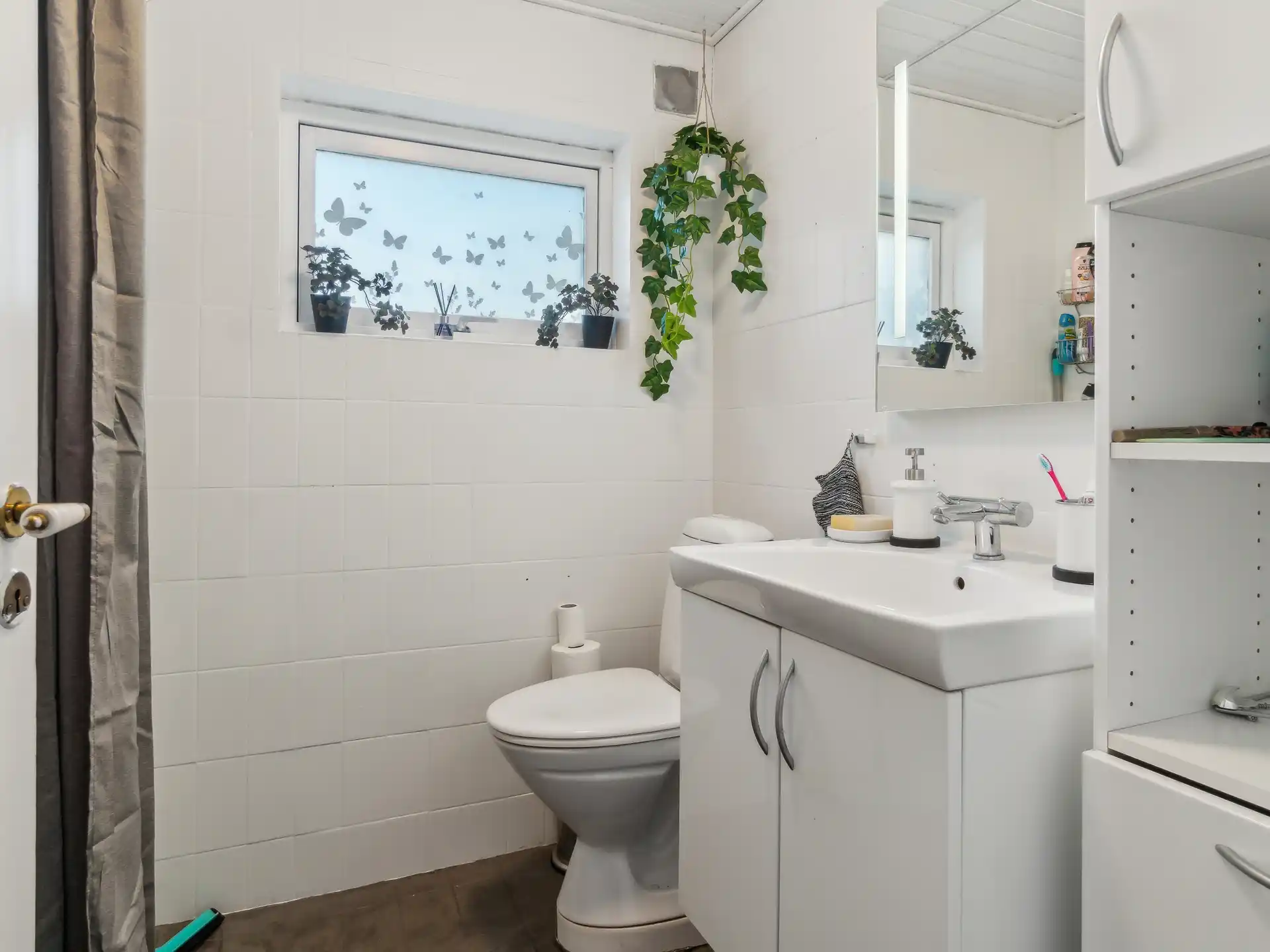 Badeværelse med toilet og bad