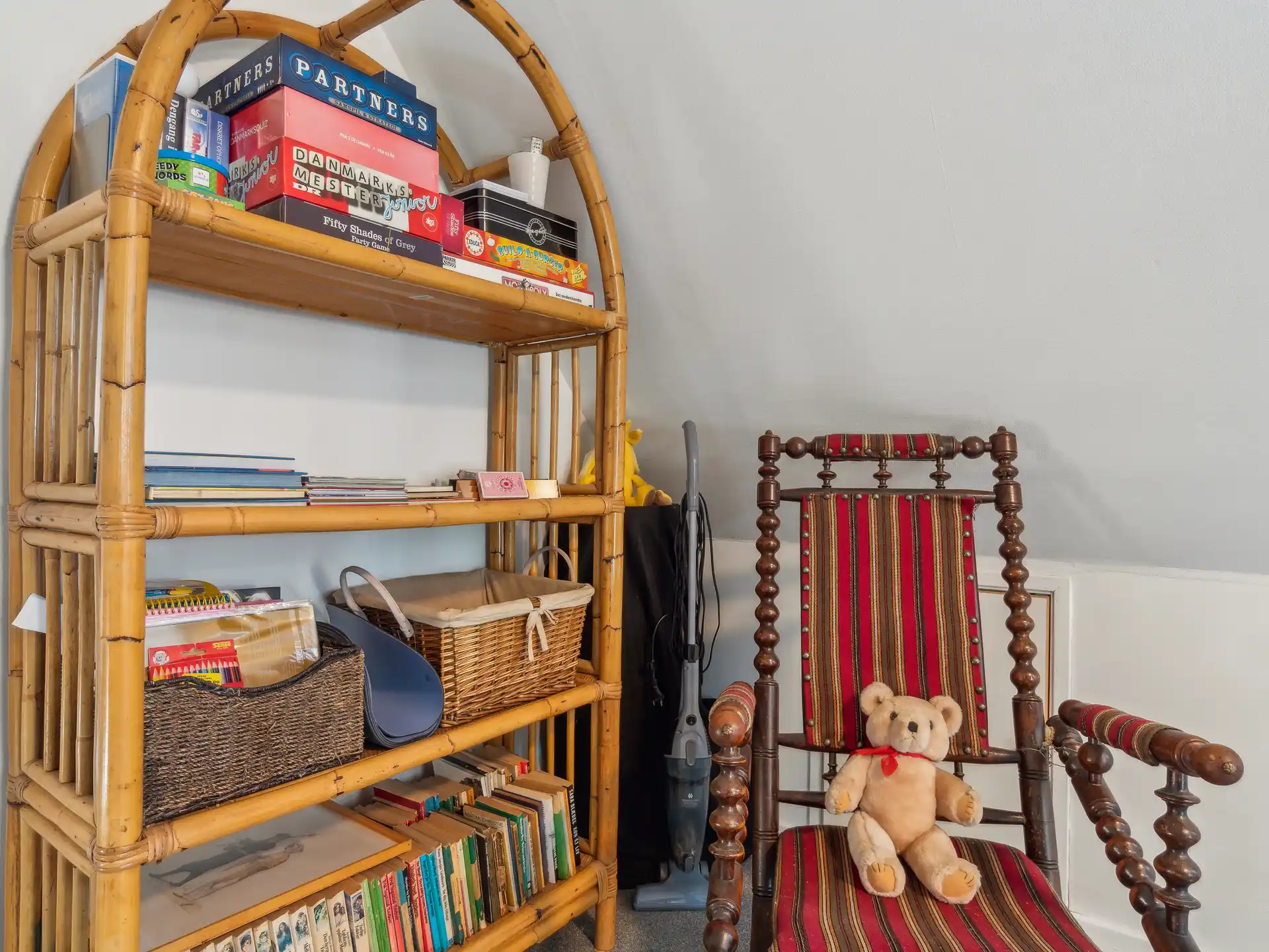 reol med spil og sjov til familien