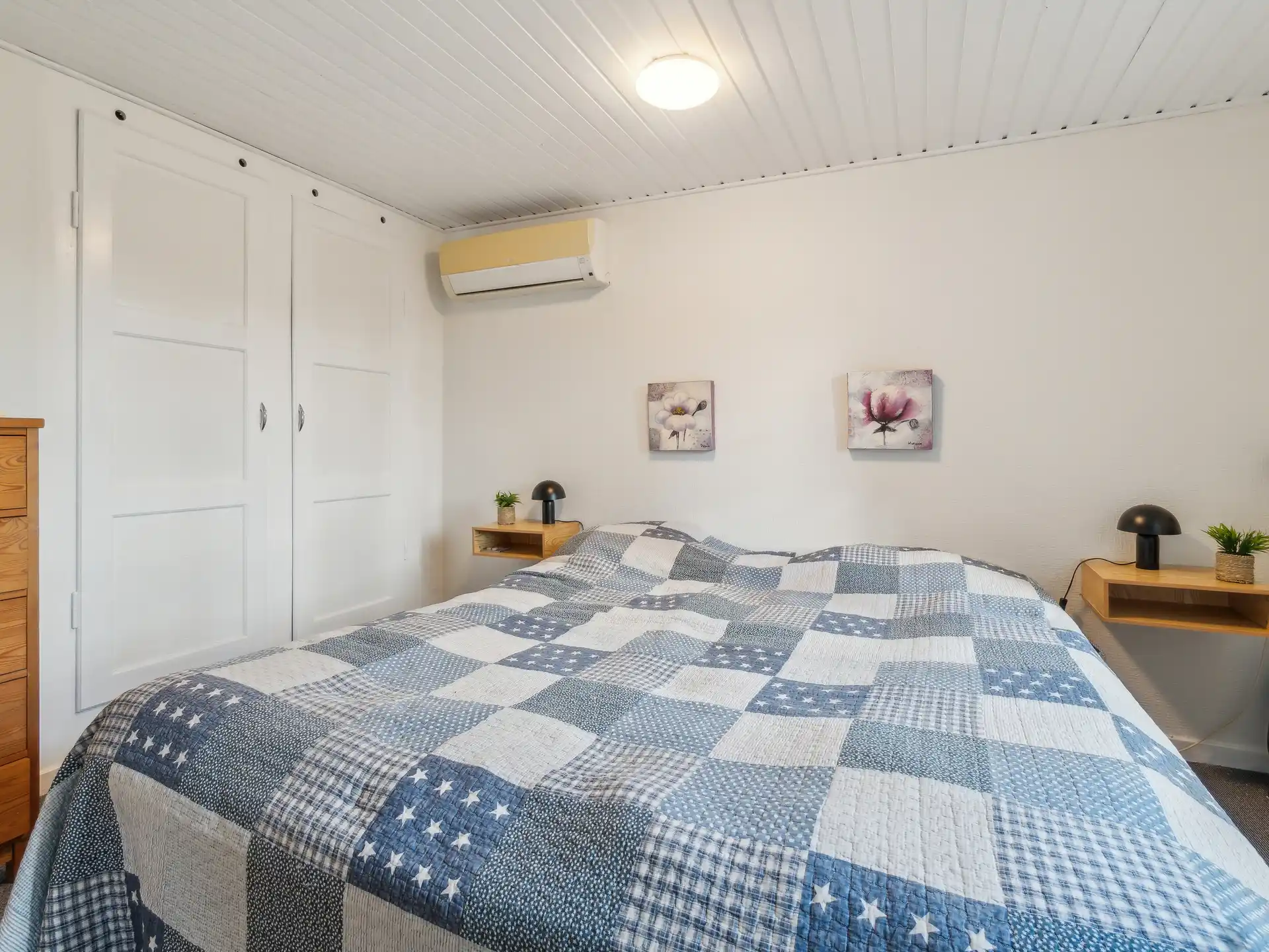 Soveværelse med dobbeltseng plads til 2